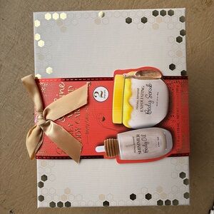 Body Care Gift Set with Gold Accents